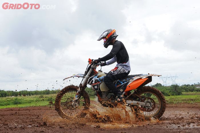 Helm trail dengan goggle lebih mudah dilepas dan dibersihkan