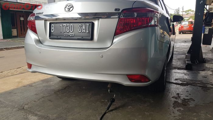 Menguji emisi gas buang Toyota Vios yang sudah berusia 6 tahun.