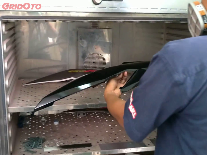Panel bodi dimasukkan ke dalam oven untuk curing.