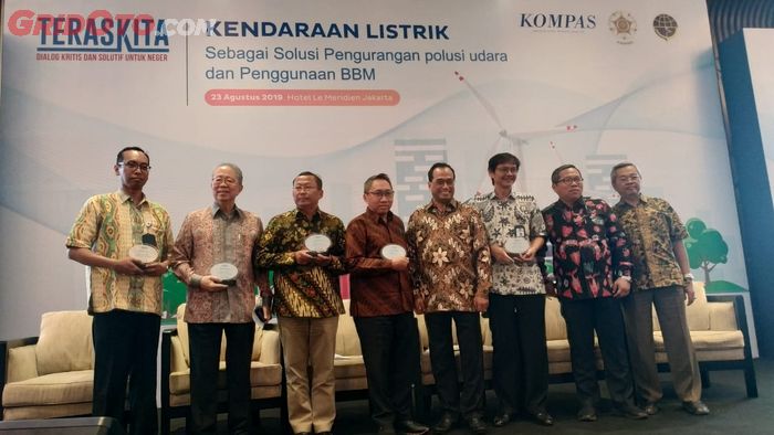Budi Karya Sumadi (Keempat dari Kanan) saat menghadiri acara diskusi bertajuk 'Kendaraan Listrik Sebagai Solusi Polusi Udara dan Pengurangan Penggunaan BBM' yang dihelat Kompas, Jakarta.
