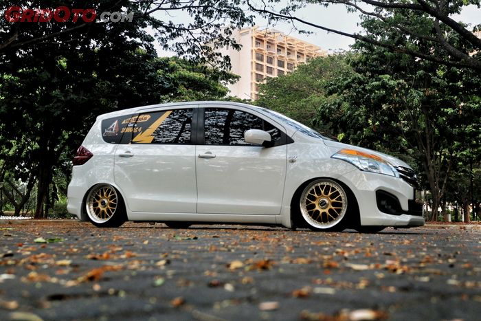 Suzuki Ertiga lawas tipe GL tampil keren dibuat kandas