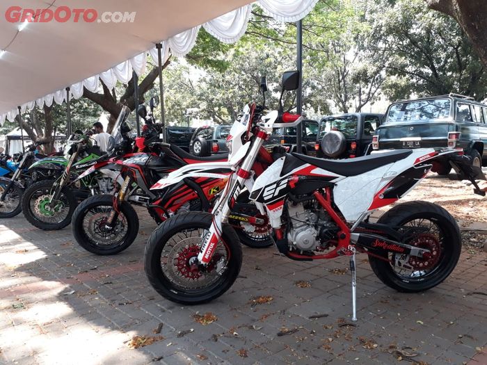 Supermoto kerehasil modif CAOS Custom