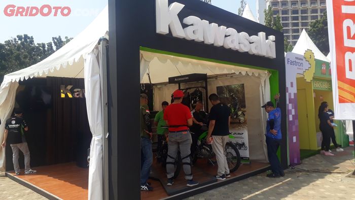 Pengunjung sedang melihat-lihat unit Kawasaki di Otobursa Tumplek Blek 2019