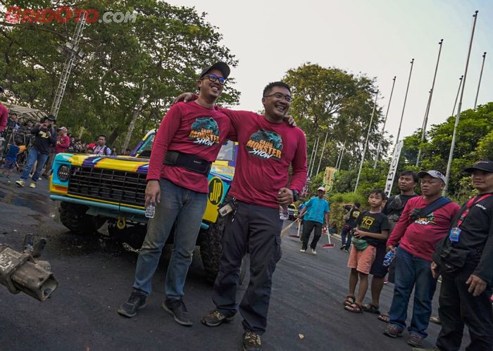 Iput (Kiri) selaku Driver beserta Co-Drivernya selamat dan tersenyum bangga setelah berhasil menghibur para penggunjung Otobursa Tumplek Blek 2019.