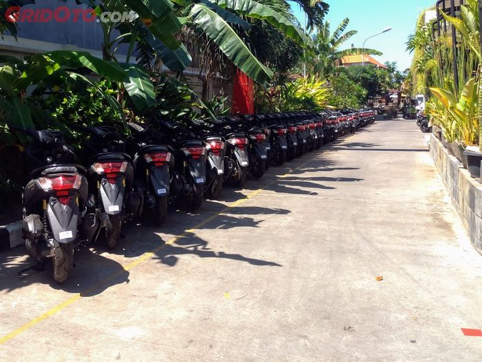 Puluhan unit Yamaha NMAX yang baru datang di Flagship Shop Yamaha Bali.