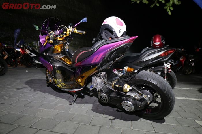 Paduan ungu, hitam, dan emas di Yamaha Aerox milik Steve benar-benar menunjukkan kesan lowrider bosozoku khas Jepang.