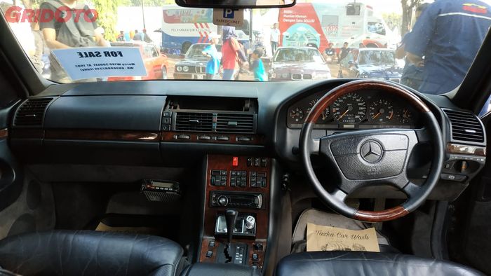 Dasbor Mercedes-Benz W140 300SEL antipeluru milik Edi Purwanto.