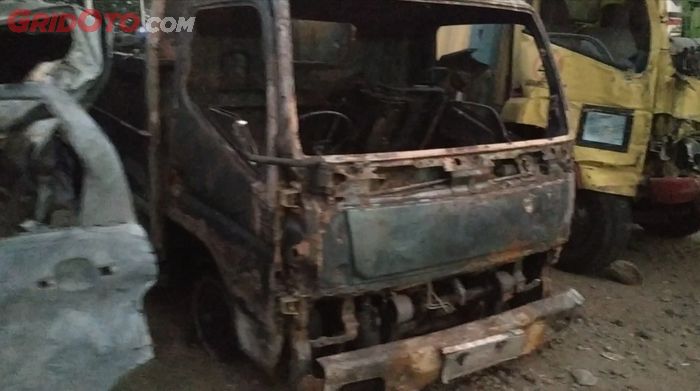 Sebuah light truck Mitsubishi Fuso yang terbakar akibat kecelakaan maut di KM 91 Tol Cipularang.