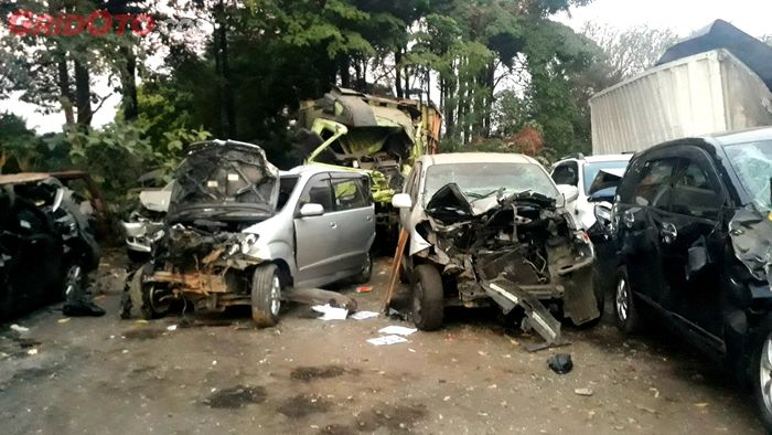 Kondisi bangkai kendaraan yang ringsek di Kantor Induk PJR Cipularang