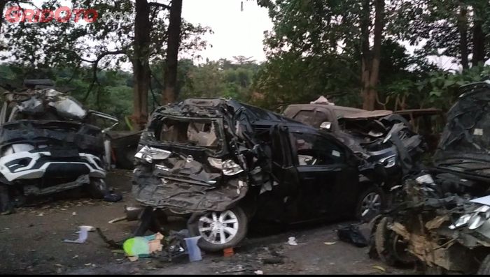 Nissan Livina berwarna hitam hancur akibat kecelakaan maut KM 91 Tol Cipularang.