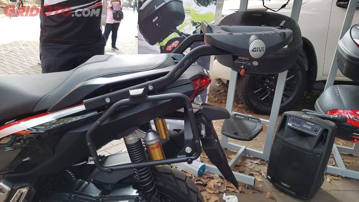 Ada 3 buah baut pengikat yang terpasang di bracket side box Givi Honda ADV150