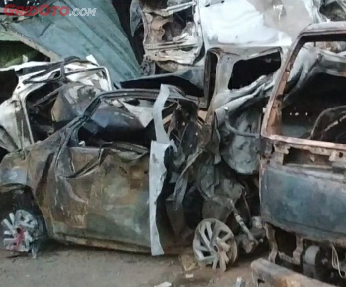 Toyota New Avanza yang habis terbakar pada kecelakaan maut KM 91 Tol Cipularang.