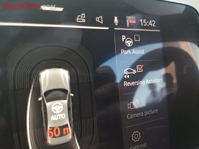 Tampilan layar reversing assistant di BMW seri 3 terbaru