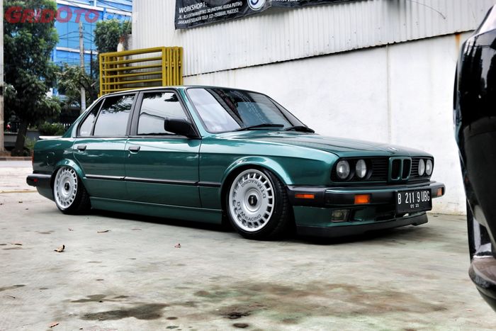 BMW E30 seri 3 punya kabin rapi.