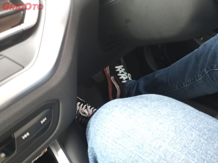 Jaga kecepatan dibawah 7 km/jam agar reversing assistant bekerja