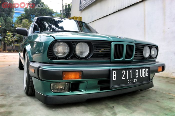Meski bukan mobil pertama, BMW E30 ini masuk daftar mobil kesayangan Renno.