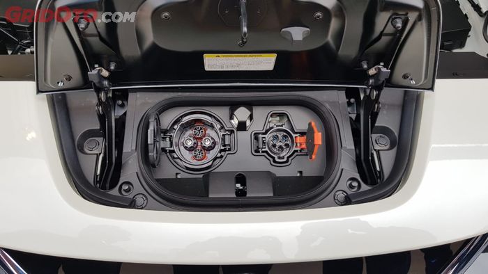 Gak Cuma Satu Ada Tiga Jenis Charger Yang Bisa Dipakai Nissan Leaf Gridoto Com