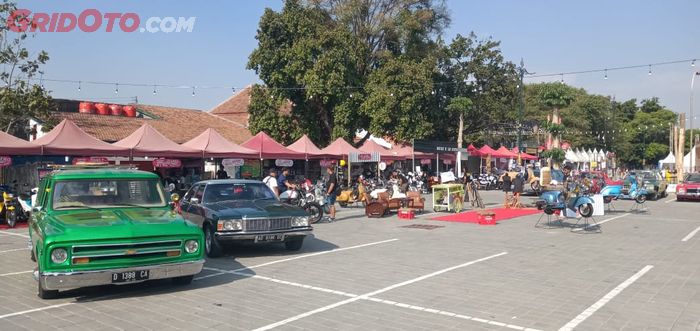 Barisan mobil dan motor di acara Burnout 2019 di solo.