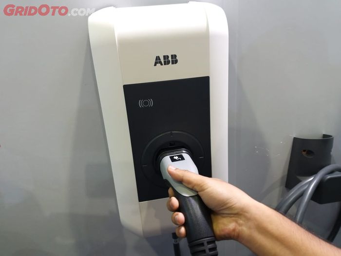 AC Wallbox charging mobil listrik dari ABB