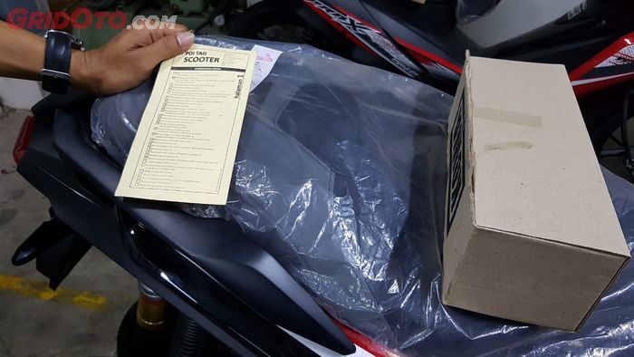 Ilustrasi proses pengecekan motor baru di dealer