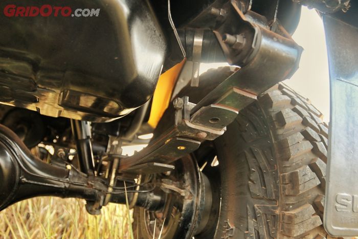 Per daun dan over axle didukung sokbreker aftermarket