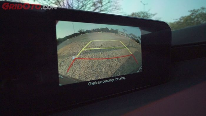Kamera parkir dengan resolusi tajam dari layar 8,8 inci
