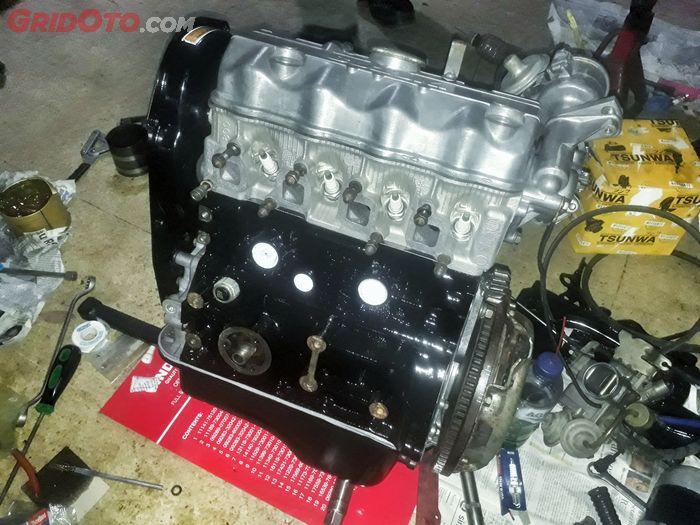 Mesin mobil dibersihkan total sampai diturunkan