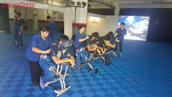 Peserta Michelin Passion Experience yang lelah bisa dipijat di pit