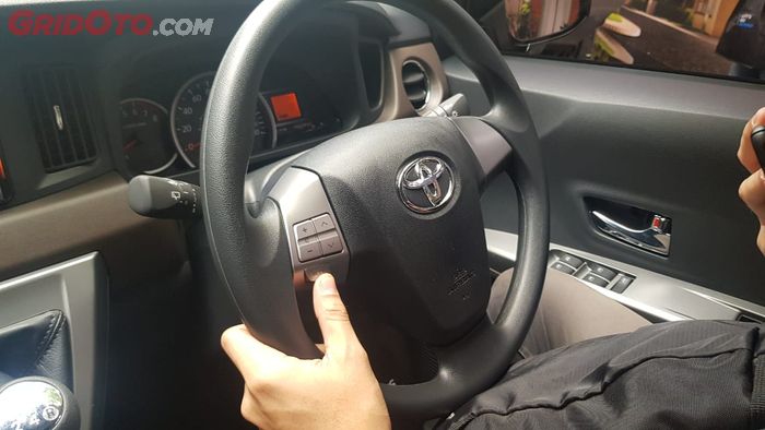Jika mobil sudah dilengkapi dengan audio steering switch, cari head unit yang support terhadap fitur tersebut