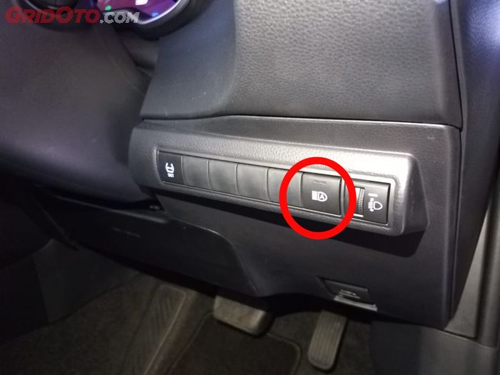 tekan tombol ini untuk mengaktifkan fitur AHB di Toyota Corolla Altis