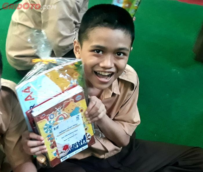 Bantuan peralatan sekolah yang diberikan BAF kepada anak-anak YPLB Nusantara Depok
