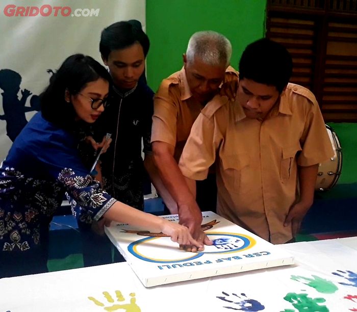 Kegiatan handprint oleh anak-anak YPLB Nusantara Depok di CSR BAF Peduli