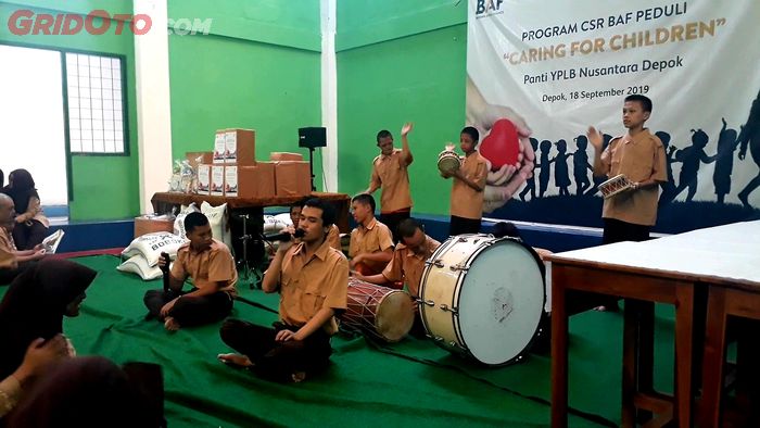Penampilan marawis dari anak-anak YPLB Nusantara Depok di CSR BAF Peduli