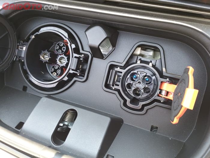 soket charging Nissan Leaf terdapat dua buah