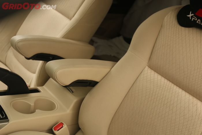 Pasang custom arm rest biar lebih nyaman saat di perjalanan