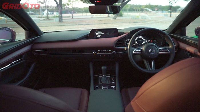Dasbor Mazda3 menganut desain simpel
