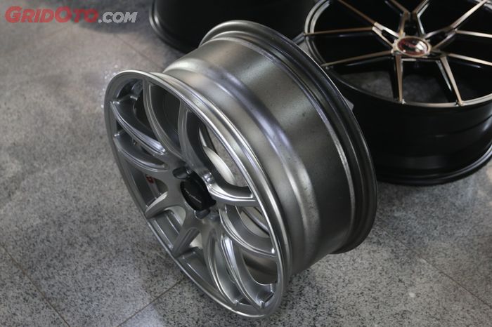 Finishing gunmetal dengan ukuran 17x7 inci bisa bikin Calya facelift tampak sangar