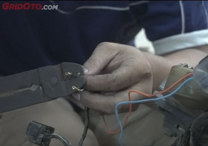 Sambungkan kabel sein di sistem keyless di kabel body di motor.