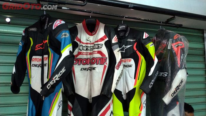 Racing Suit atau jaket balapa punya resleting yang enggak terbuka secara otomatis