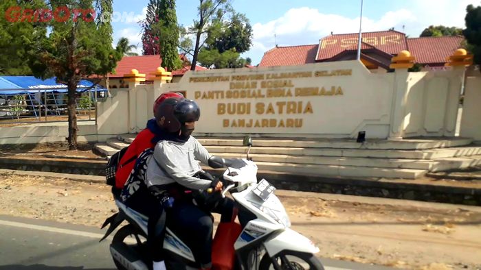 Pengendara Honda Beat yang menggunakan masker anti polusi di Banjarbaru, Kalsel