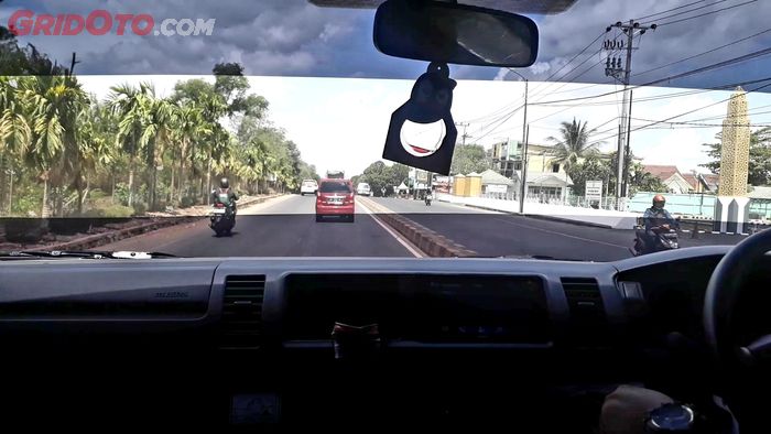 Jarang pandang dari dalam mobil sudah normal jika berkendara di siang hari.