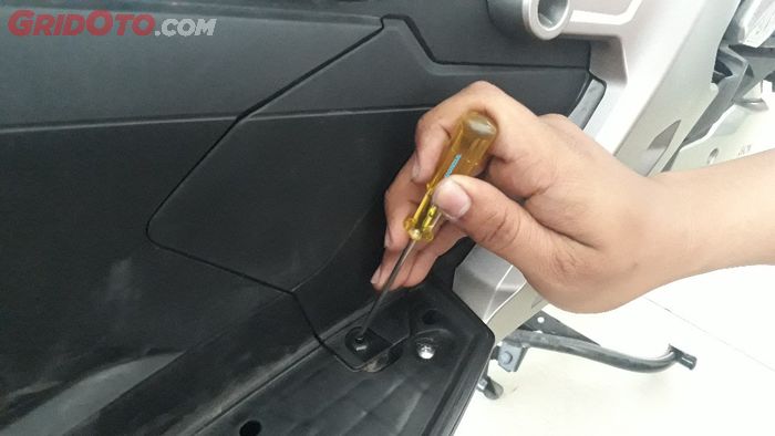 Ini klip pengunci panel penutup busi Honda ADV150. Cukup ditekan saja.