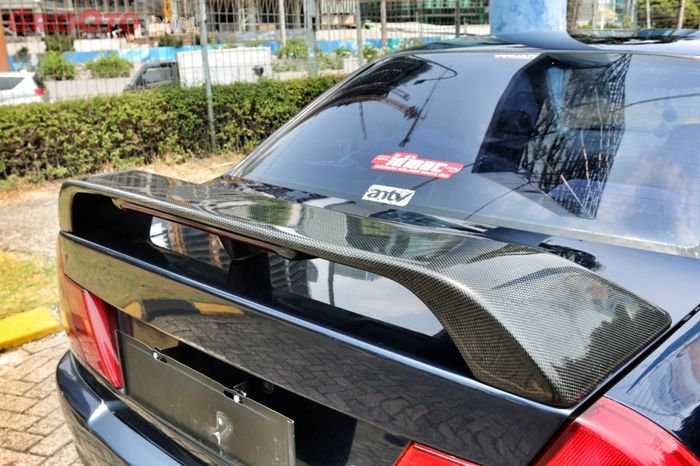 Custom carbon fiber pada wing di buritan