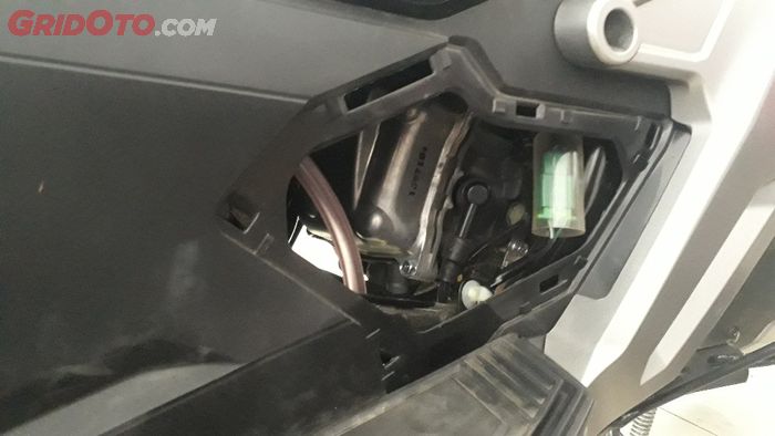 Begini saat panel penutup busi Honda ADV150 terbuka. Kelihatan kan kop businya?