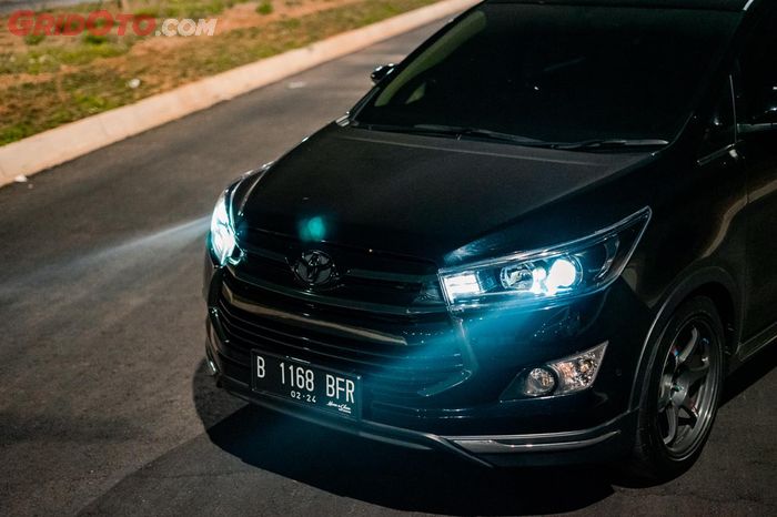 Ilustrasi sorot lampu mobil