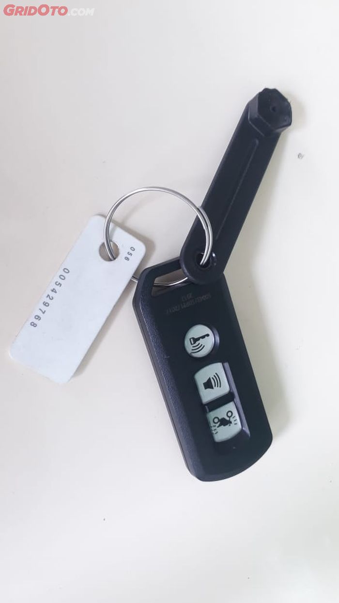 Sebaiknya remote keyless, emergency key, dan plat nomor seri keyless disimpan terpisah