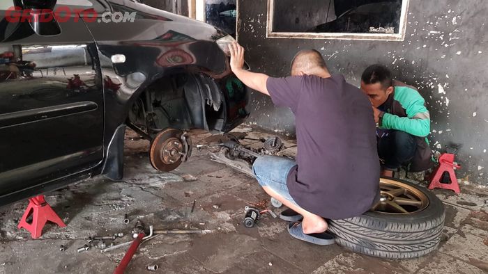 Mengerjakan Rekondisi Suspensi Mobil