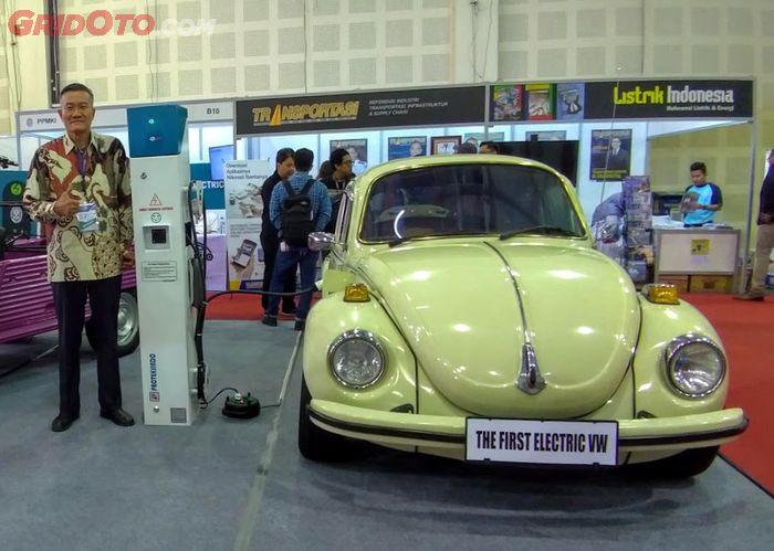 Rudi Raharjo bersama mobil hasil modifikasinya, VW Kodok listrik pertama di Indonesia.