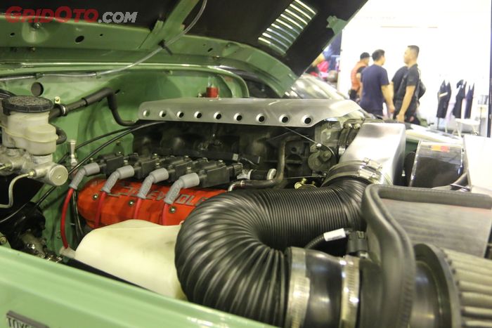 Mesin V8 6.000 cc disuplai bensin dari tangki berkapasitas 90 liter