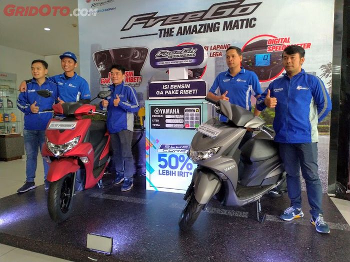 Para bikers dari Vietnam itu berpose di depan Yamaha FreeGo, salah satu motor yang mereka pakai untuk touring.